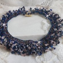 Koraal bloemenketting met rocailles en halfedelstenen als kwarts, sodaliet en Lapis Lazuli.