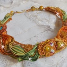 Rumba Haute-Couture halsketting geborduurd met zijden shibori, soutache en Swaroski kristallen.