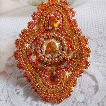 Rumba ring geborduurd met een prachtig oranje Swarovski kristal, facetten en Miyuki rocailles.