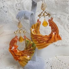 BO Rumba geborduurd met Swarovski kristallen, facetten, parels en spacers op een zijden lint (Shibori)