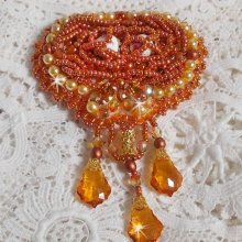 Rumba broche geborduurd met Swarovski kristallen, strass, mandarijn navetten, ronde kralen en rocailles.
