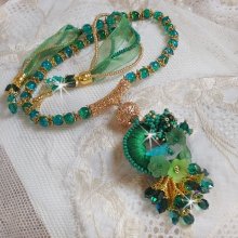 Groene Iris ketting geborduurd met smaragdgroen DMC katoen, Swarovski kristallen, harskralen en rocailles.