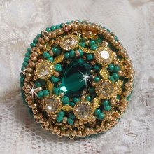 Groene Iris ring geborduurd met een Spiegel cabochon met Swarovski kristallen chatons
