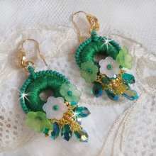 BO Green Iris geborduurd met smaragdgroen DMC katoen en Swarovski kristallen druppels