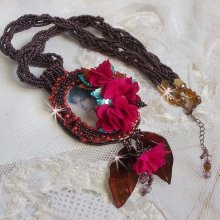 Belle Hélène Haute-Couture hanger ketting met stoffen bloemen en parelmoer bladeren