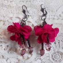 BO Belle Hélène gemaakt met een fuchsia stoffen bloem, Antiek Kristal Brons facetten en rocailles