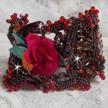 Belle Hélène manchet armband geheel in rocailles, stoffen bloem, edelsteen kralen (geel/witte calciet) en rocailles