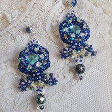 BO Blue Palace Haute-Couture geborduurd met Swarovski kristallen, parels, filigraanstempels en 925/1000 zilveren cabochonhouders.