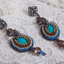 BO Ilycia Charmant geborduurd met twee turkooisgroene facetgeslepen cabochons en Swarovski-kristallen
