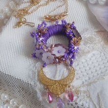 Laureline hanger ketting geborduurd met paars DMC katoen, Swarovski kristallen en matte bloemen.