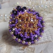 Laureline ring geborduurd met afgeplatte ronde parels en een Swarovski kristallen cabochon