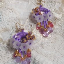 BO Laureline geborduurd met Swarovski kristallen, paars DMC katoen, Lucite bloemen en rocailles.