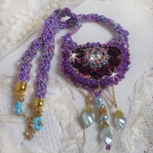 Freesia ketting geborduurd met Fuchsia hars rozen gemarmerd met Roos, Swarovski kristallen en rocailles.