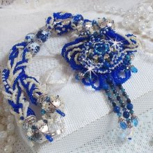 Lotusbloemen ketting geborduurd met Capri Blauw/Witte Venetiaanse parels en Swarovski kristallen