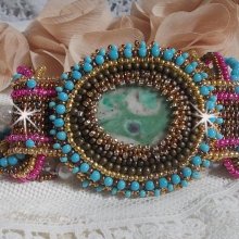Cheyenne manchet armband geborduurd met een edelsteen, een Fuchsite robijn met Miyuki rocailles en Tsjechische rocailles.