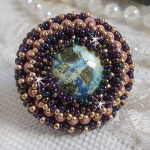 Bonjour Paris ring geborduurd met een gemarmerde hars cabochon en Miyuki rocailles.