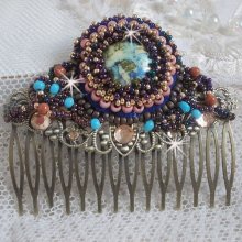 Bonjour Paris Haarkam geborduurd met een hars cabochon, edelstenen (Gold Stone of Sun Stone), ronde kralen en rocailles.