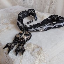 Goldnight hanger ketting geborduurd met Swarovski kristallen in een barokke stijl