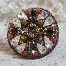 Amber Romance ring geborduurd met Swarovski kristal en zwarte, magische parels en rocailles