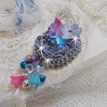 Mademoiselle Bluse Haute-Couture hanger geborduurd met Swarovski kristallen, resin bloemen, parels, rocailles en een 925 zilveren ketting.