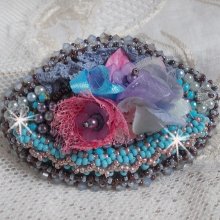 Mademoiselle Bluse Haute-Couture haarspeld geborduurd met parelgrijs kant, ronde parels, Lucite bloemen en zaadkralen
