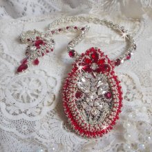 Drigon Rood collier geborduurd met rode Swarovski kristallen, zilveren rocailles, strass, 925/1000 zilveren sluitingen en kettingen.