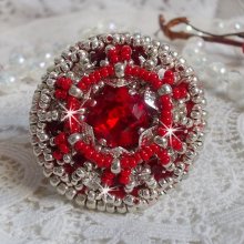 Drigon Red ring geborduurd met een rode Swarovski kristal cabochon, zilveren bezels en rocailles.