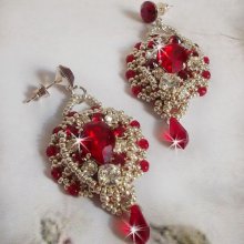 BO Drigon Rood geborduurd met Swarovski kristal Siam cabochons, bezels, zilveren rocailles en 925/1000 zilveren vlinder oorstekers.