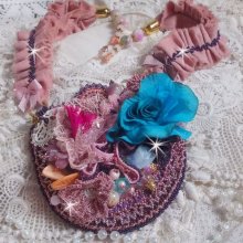 Jardin Poétique collier met kant, Swarovski kristallen, parels, rocailles, 18K verguld zilver en halfedelstenen