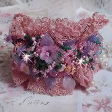 Jardin Poétique manchet armband geborduurd met Oudroze Antiek kant, Swarovski kristallen, 18 en 24 karaats vergulde accessoires, Parelmoer, parels en rocailles.