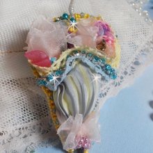 Bloemparaplu broche geborduurd met Grijs/Geel zijden lint, Swarovski kristallen, Lucite bloemen, Parelmoer kralen, kant en rocailles.