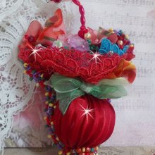 Ruby Umbrella Broche geborduurd met Rood zijden lint, Swarovski kristallen, Lucite bloemen, Boheemse glaskralen en rocailles.