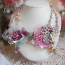 Douceur Poudrée Haute-Couture ketting gemaakt met kant, Swarovski kristallen, Jade, parels, Flash vergulde accessoires op 24 karaats messing en rocailles.