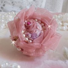 Douceur Poudrée Haute-Couture ring gemaakt met zeer fijn kant, Old Rose Antique Organza lint, Swarovski kristallen en Miyuki rocailles.