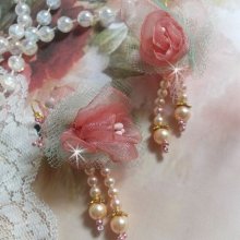 BO Douceur Poudrée gemaakt met Organza lint, tule, Swarovski kristallen, Boheemse glazen kralen en rocailles.