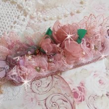 Douceur Poudrée armband met fijn roze kant, Swarovski kristallen, glazen kralen, rocailles en vergulde accessoires