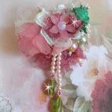 Soft Powdered broche gemaakt met kant, organza lint, Swarovski kralen, glazen kralen en rocailles. 
