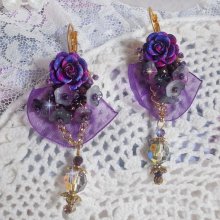 BO Lady Romantique geborduurd met klokbloemen, rozen cabochons, PureCrystal kristallen, vergulde ketting en organza lint.