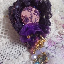 Romantische Lady broche geborduurd met jaren 50 paars kant, kristallen, rocailles en glazen kralen