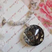 Coco hanger ketting geborduurd met Swarovski kristallen en een gerookt kristallen medaillon