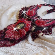 Kardinaal ketting geborduurd in rood en zwart met rode Jaspis, onyx kralen en Swarovski kristallen