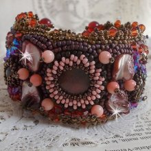 Topaas Manchet Armband geborduurd met een parelmoerachtige Mahonie schijf, Amethist, Licht Roze Koraal, Swarovski Kristallen en rocailles.