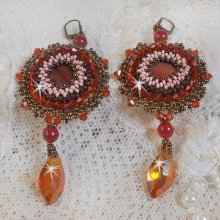 BO Topaas geborduurd met mahonie parelschijven, gladde ronde kralen, Swarovski kristallen en rocailles.