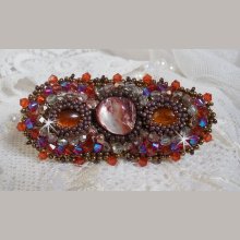 Topaas haarspeld geborduurd met een mahonie parelmoer cabochon, Swarovski kristallen en rocailles.