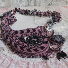 Ketting plastrron Ville d'un Soir Noir et Rose, een weerspiegeling van licht geborduurd met kwarts en Swarovski kristallen