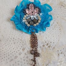 Belle Epoque Haute-Couture broche is geborduurd met Swarovski kristallen, ronde parels, bedels, lint en rocailles.