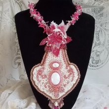 Roze lelie ketting met witte Howliet edelsteen, rocailles, kant en diverse kralen Haute-Couture stijl
