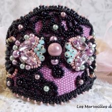 Marquise manchet armband geborduurd met Swarovski kristallen, antiek zwart kant uit 1950, zoetwaterparels en rocailles.