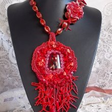 Coralie hanger ketting geborduurd met overvloedige halfedelstenen.
