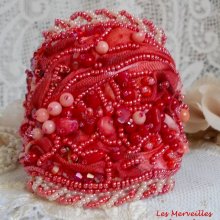 Coralie manchet armband geborduurd met rood koraal, lichtroze en rocailles